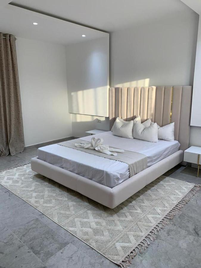 De Luxe, Marina A Proximite *
