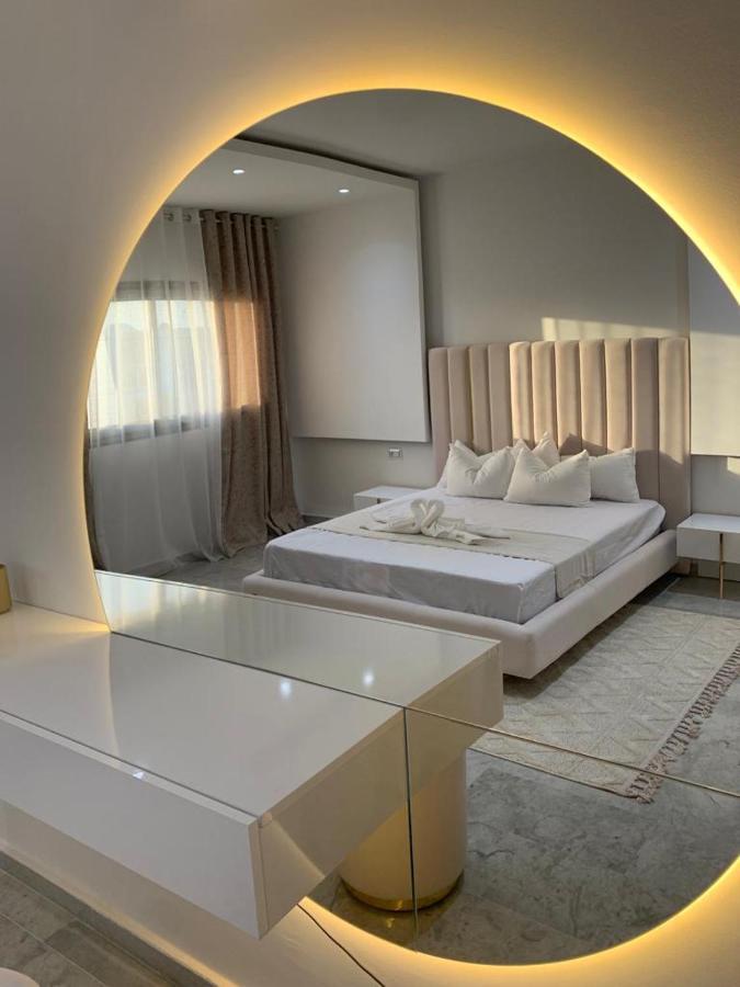 De Luxe, Marina A Proximite