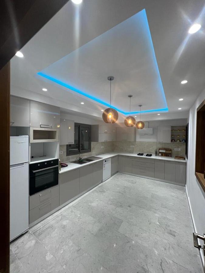 De Luxe, Marina A Proximite