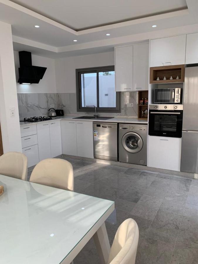 De Luxe, Marina A Proximite *