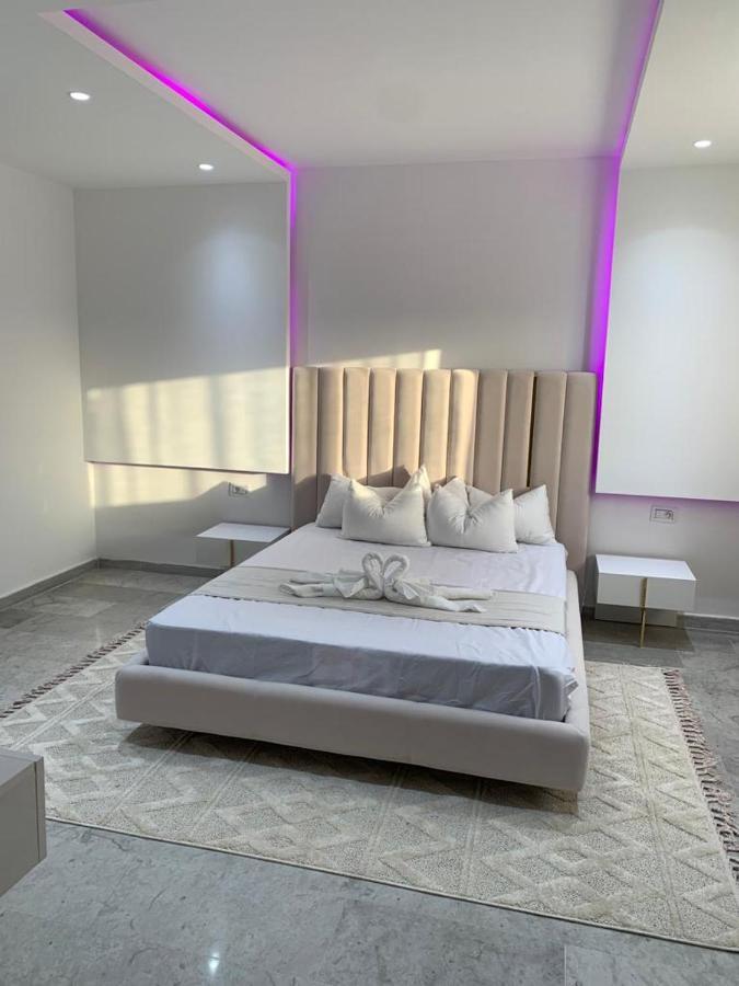 De Luxe, Marina A Proximite