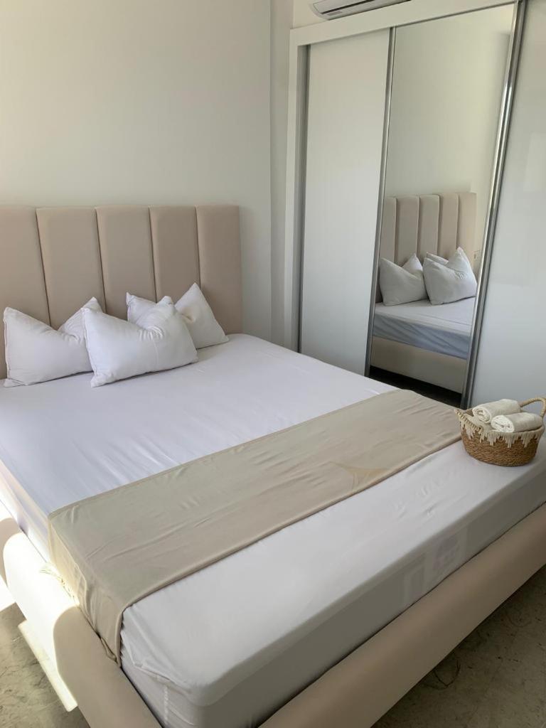 De Luxe, Marina A Proximite *