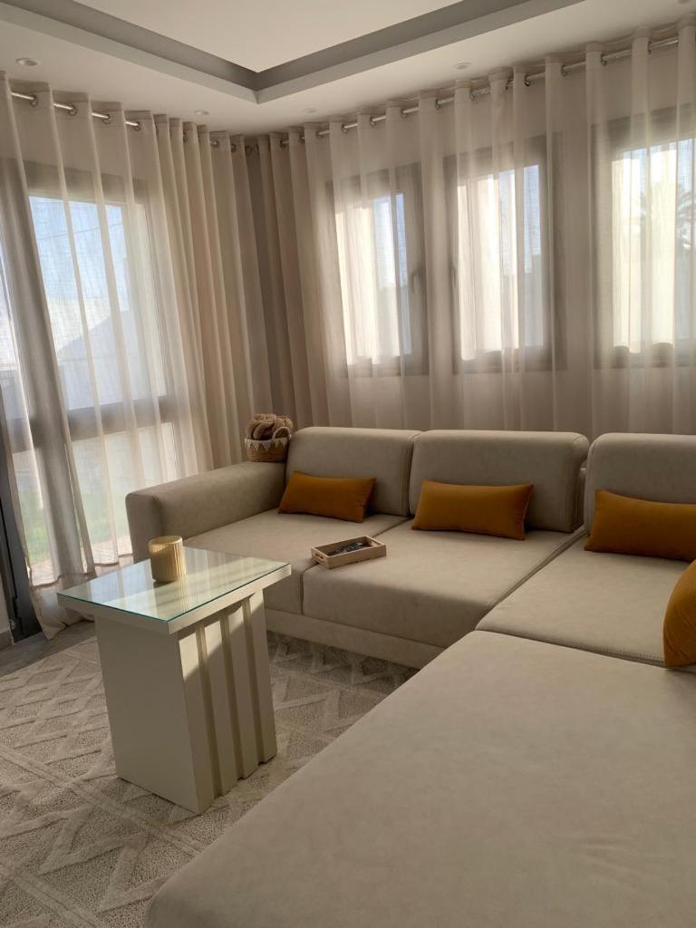 De Luxe, Marina A Proximite Villa