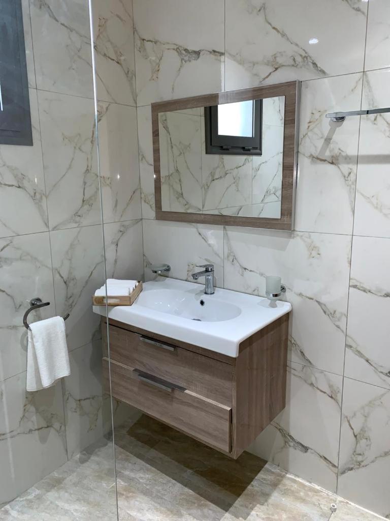 De Luxe, Marina A Proximite